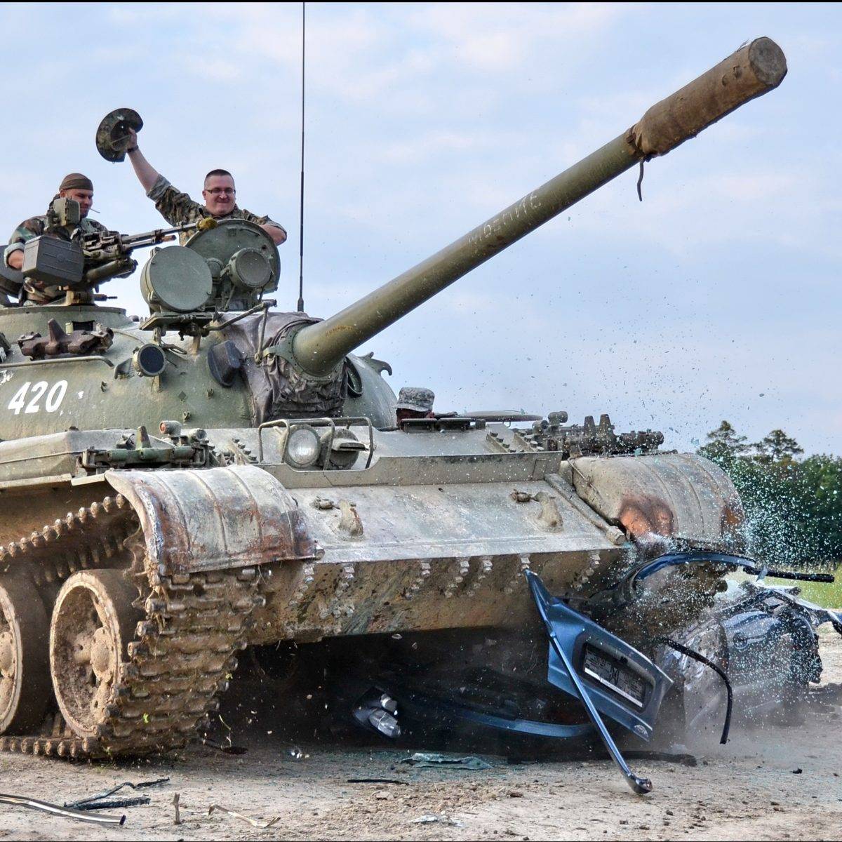 Ein Junggeselle fährt einen Panzer während seines Junggesellenabschieds in Prag