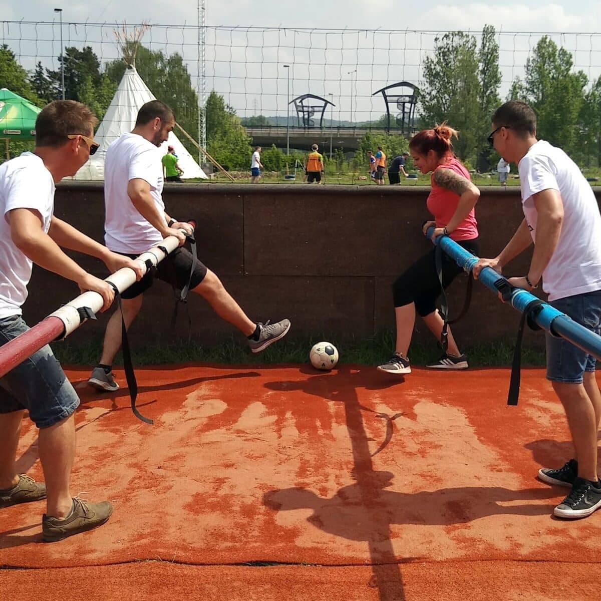Menschen spielen menschlichen Tischfußball in Prag