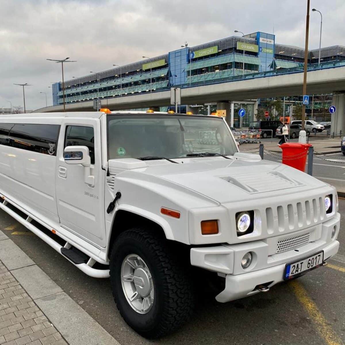 Eine Hummer-Limousine wartet auf dem Prager Flughafen auf die Ankunft einer Junggesellengruppe
