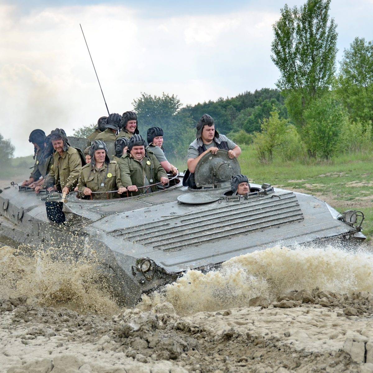 Eine Junggesellengruppe fährt in einem BMP-1 während ihres Prager Junggesellenwochenendes