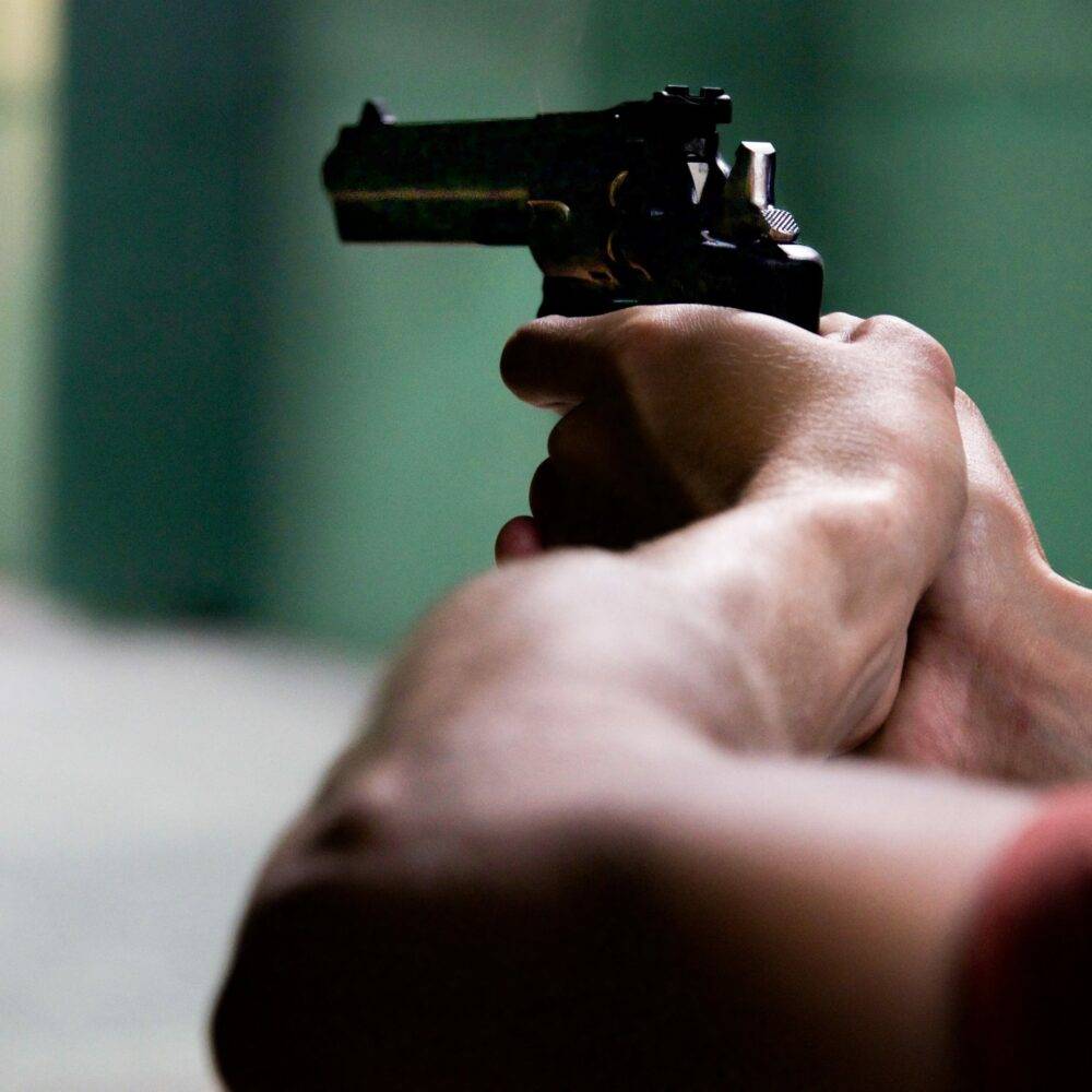 Revolverschießen während des Prager Junggesellenabschieds.