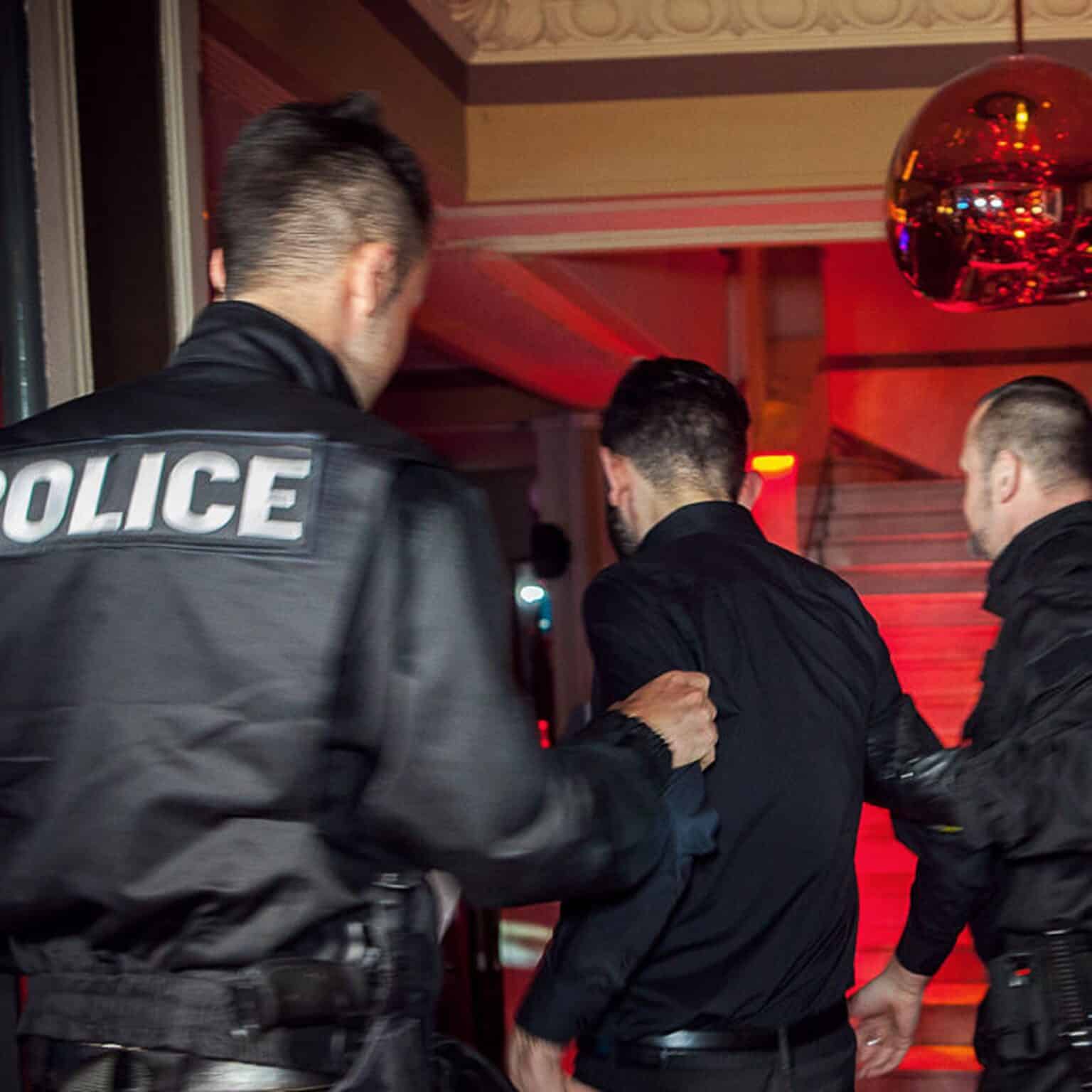 Falsche Polizei verhaftet einen Junggesellen während eines Junggesellenstreichs in Prag Delux