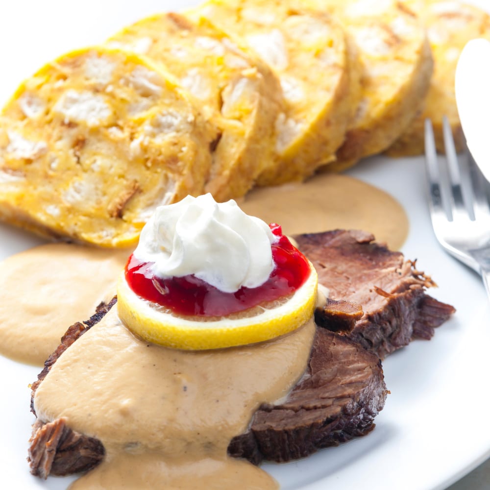 Lendenbraten auf Sahne mit Knödeln.